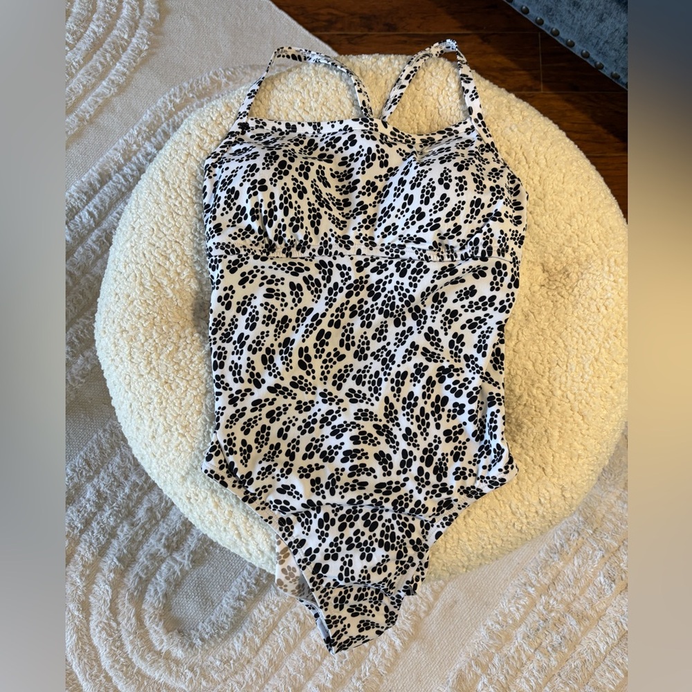 Nike Black and White Patterned One-Piece Swimsuit